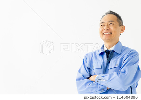 一個穿著工作服、雙臂交叉的男人的肖像 114604890