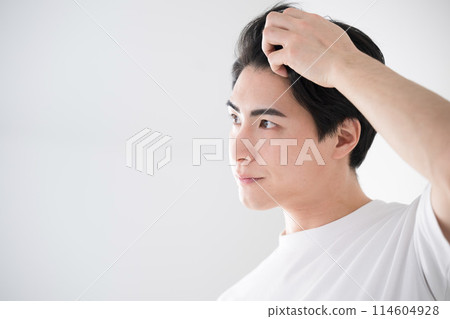 一個男人撫摸他的髮際線,特寫,照鏡子 一個男人撫摸他的髮際線,特寫,照鏡子 114604928