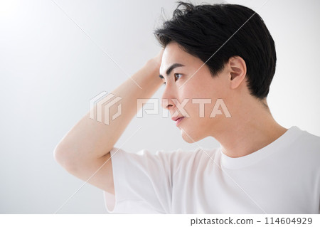 Also featured in the main visual! Close-up of a man touching his hairline Checking in the mirror Men's beauty and beauty Also featured in the main visual! Close-up of a man touching his hairline Checking in the mirror Men's beauty and beauty 114604929