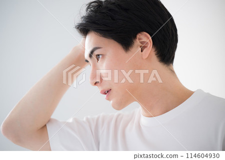 Also featured in the main visual! Close-up of a man touching his hairline Checking in the mirror Men's beauty and beauty Also featured in the main visual! Close-up of a man touching his hairline Checking in the mirror Men's beauty and beauty 114604930