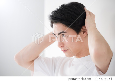 也在主視覺中！男人撫摸髮線特寫照鏡子男人的美與美 114604931