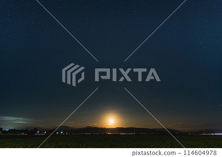 [Shonai scenery] A full moon and starry sky over the rural landscape 114604978