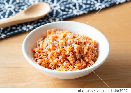 桌上的鮭魚片 114605092