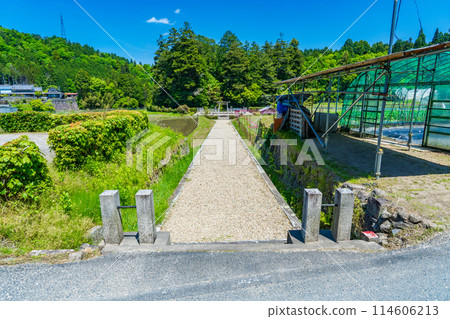 Nara City, Nara Prefecture, the approach to the Tahara Tomb of the 49th Emperor Kōnin 114606213