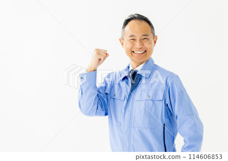 一個穿著工作服的男人拳頭姿勢 114606853