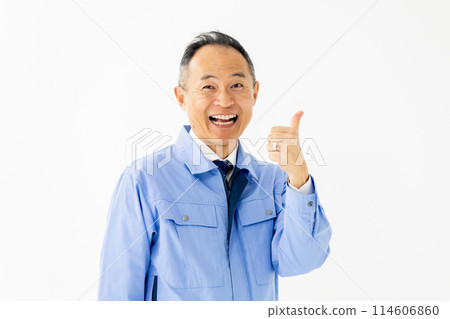 一個穿著工作服的男人豎起大拇指 114606860