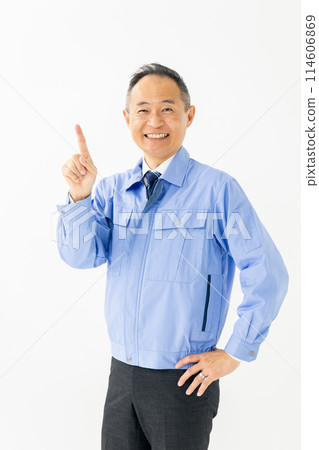 Man in work clothes pointing 114606869