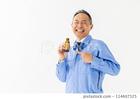 一個穿著工作服、能量飲料的男人 114607325