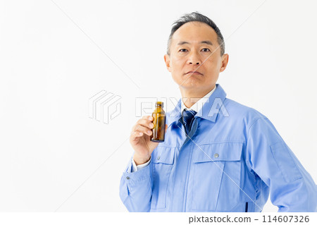 一個穿著工作服、能量飲料的男人 114607326