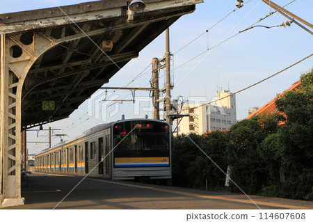 「鶴見線（JNR 205系）」在荻町站停靠 114607608