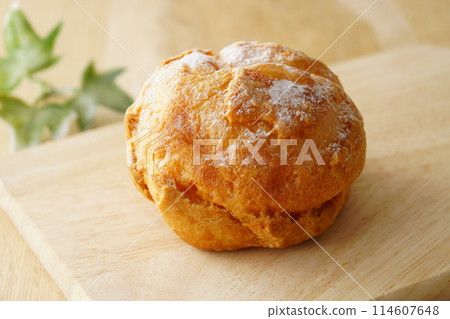 Cream puff 114607648