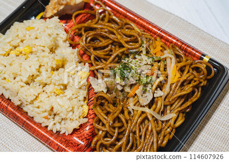 Fried noodles and fried rice lunch box 114607926