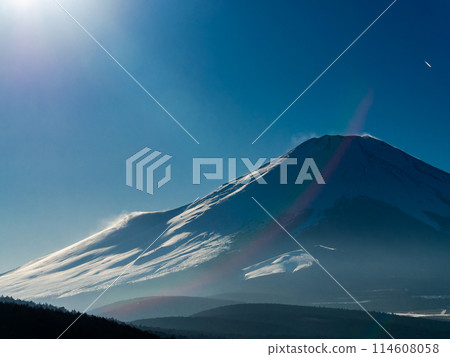 初春的富士山，強風吹過，山面雪煙飛舞 114608058