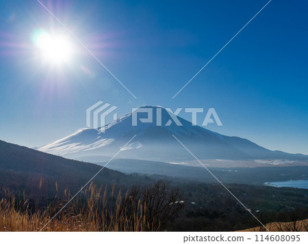 Mount Fuji in early spring: View from the observation deck on the Lake Yamanaka side 114608095