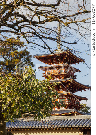 奈良,藥師寺西塔透過樹林的縫隙看到 奈良,藥師寺西塔透過樹林的縫隙看到 114608277