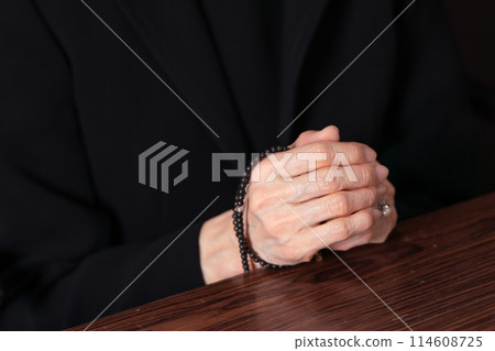 Senior woman in mourning clothes, hands 114608725