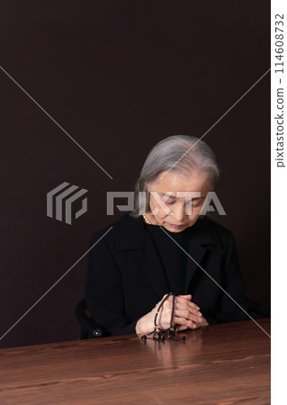 穿著喪服的老婦人，孤獨 114608732