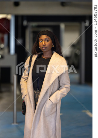 Sophisticated Winter Elegance: Young Black Woman in Stylish Coat 114608792