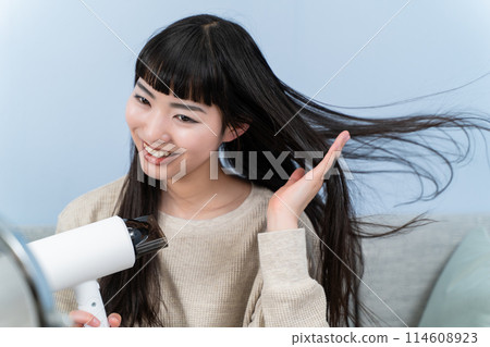使用hairdryer的少婦 114608923