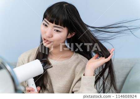 使用hairdryer的少婦 114608924
