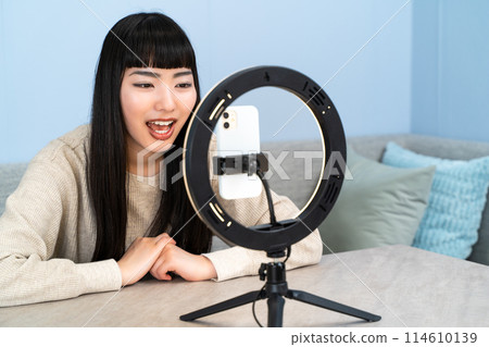 分發視頻的年輕女子 分發視頻的年輕女子 114610139