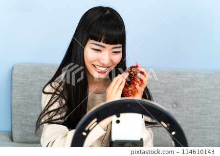 分發視頻的年輕女子 分發視頻的年輕女子 114610143