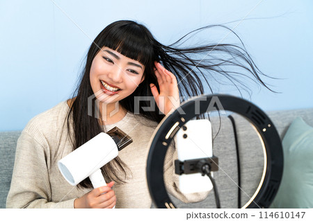 分發視頻的年輕女子 114610147