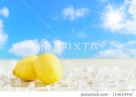 Frame of lemon and ice with dazzling sunlight in the blue sky 114610442