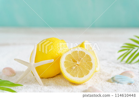 沙灘上放置的檸檬和貝殼的夏季圖像背景 沙灘上放置的檸檬和貝殼的夏季圖像背景 114610448