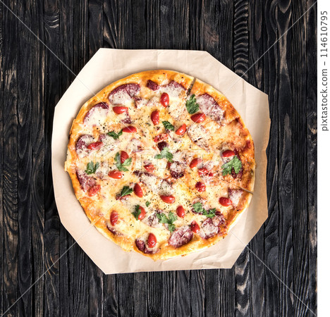 cooked delicious pizza 114610795