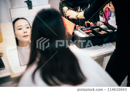 Woman doing make-up Woman doing make-up 114610943