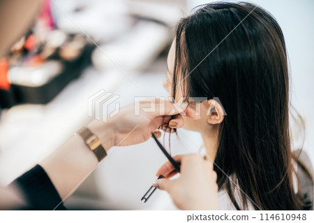 由專業髮型和化妝師為拍攝前的髮型和化妝做準備 114610948