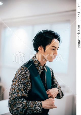 年輕新郎在他的房間裡做好準備 年輕新郎在他的房間裡做好準備 114610958