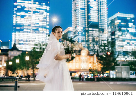 Bride walking through the city 114610961