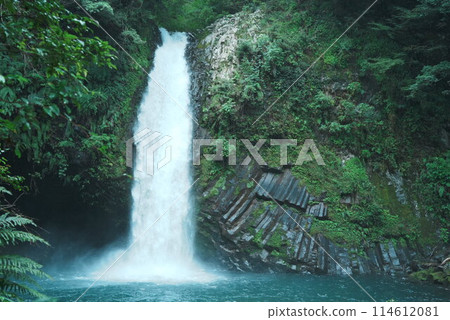 A waterfall in the middle of a mountain stream: Shuzenji Joren Falls 114612081
