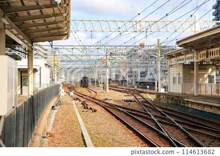 The train approached the platform to take up passengers at HAKATA Station. 114613682