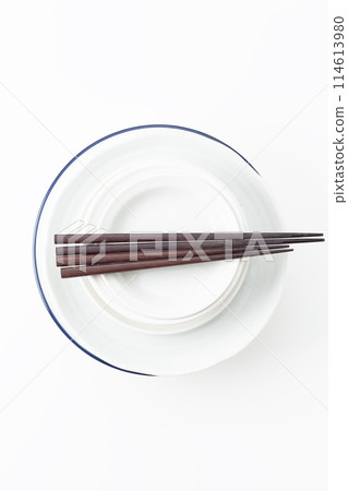 Tableware and chopsticks on a white background 114613980