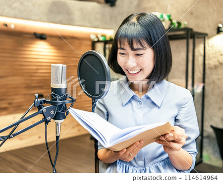 女聲優拿著劇本為動畫配音1 114614964