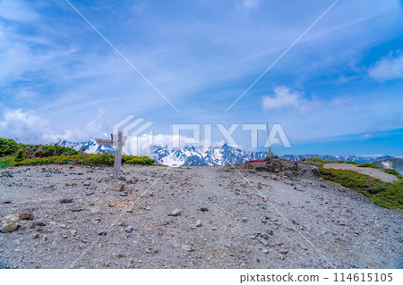 [Mountain climbing materials] Scenery from the summit of Mt. Chogatake in early summer [Nagano Prefecture] 114615105