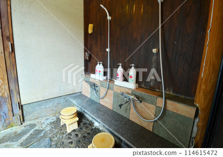 溫泉旅館的簡易淋浴間－傳統日式盥洗區的場景 114615472