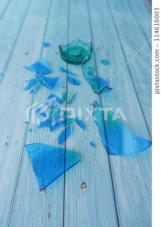 Breaking of a glass on a floor, Breaking of a glass on a floor, 114616003