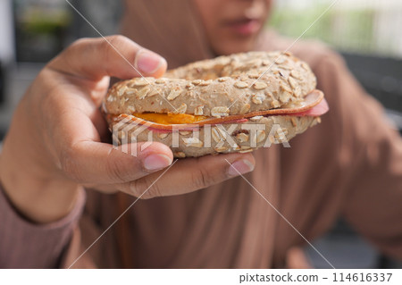 women hand holding beef burger  114616337