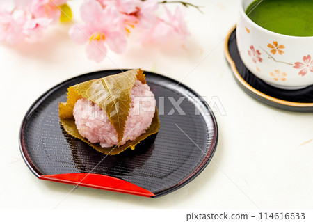 Sakuramochi, matcha and cherry blossoms 114616833