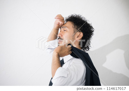 炎熱的夏日,男人穿著西裝,止不住流汗,擋住了刺眼的陽光。 炎熱的夏日,男人穿著西裝,止不住流汗,擋住了刺眼的陽光。 114617017