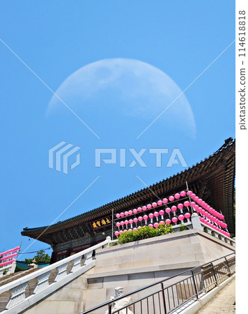 Korean temple roof under blue sky 114618818