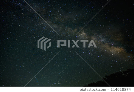 雄偉的銀河夜空,佈滿星星的宇宙 雄偉的銀河夜空,佈滿星星的宇宙 114618874