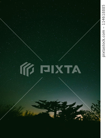 寧靜的夜景,星空和山巒的輪廓 寧靜的夜景,星空和山巒的輪廓 114618885