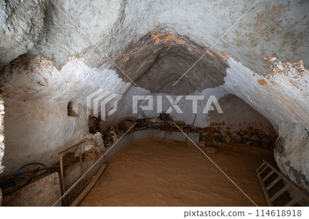 Storage room in Berber cave dwelling in Matmata, Tunisia 114618918
