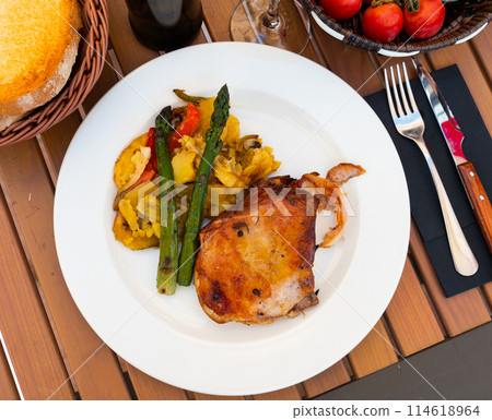 Lamb shoulder served with potatoes and asparagus Lamb shoulder served with potatoes and asparagus 114618964