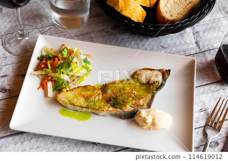 Seared mako shark steak with fresh salad and sauce 114619012